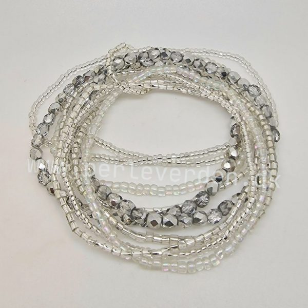 10 armbånd samlet som én enhed af tjekkiske glasperler i hvid og sølv farvenuancer