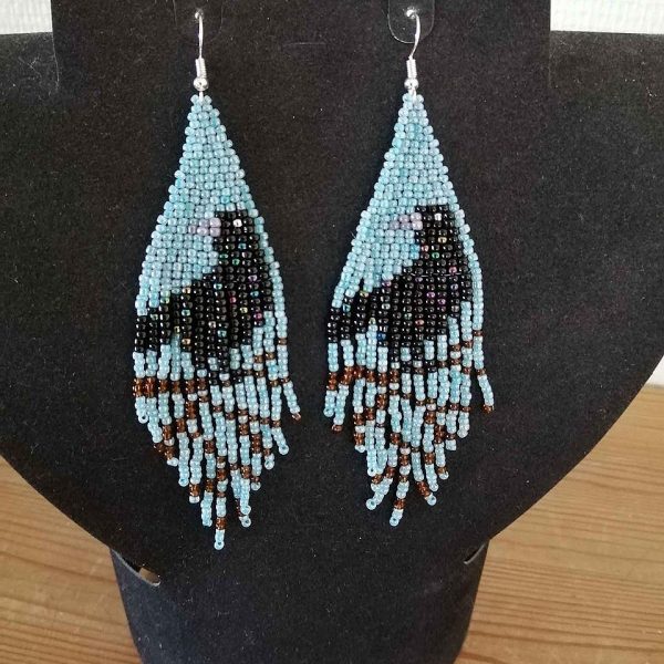 Øreringe med fuglemotiv lyseblå og sorte rocailles perler